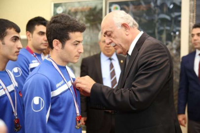 BAŞKAN SEYFİ DİNGİL’DEN BAŞARILI SPORCULARA ÖDÜL