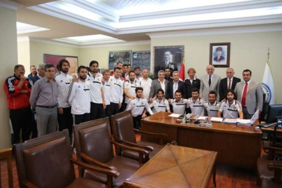 Körfez İskenderun spor futbolcularını kabul eden Belediye Başkanı Seyfi Dingil: