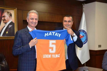 TÜFAD İTSO Başkanı Yılmaz’a turuncu mavi forma hediye etti