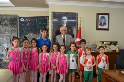 Cimnastik Hatay İl Birincisi olan sporcu öğrenciler İskenderun Belediye Başkanı Seyfi Dingil'i  ziyaret etti