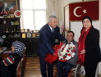 ENGELLİLER DERNEĞİNDEN BAŞKAN TOKSOY’A SÜPRİZ ZİYARET