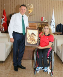 DÖRTYOLLU NAZMİYE MURATLI 104 KİLOLUK KALDIRIŞIYLA DÜNYA REKORUNU KIRDI