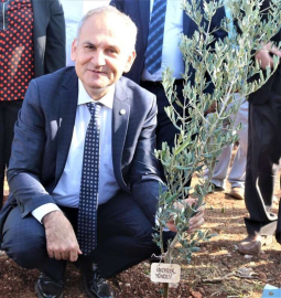 Kaymakam Yönden ilk fidanı toprakla buluşturdu.