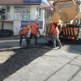 Kent genelinde asfalt yama çalışmaları devam ediyor