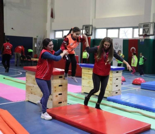 İskenderun Gençlik Merkezinde miniklerin Survivor heyecanı
