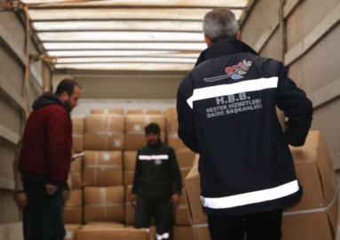 Büyükşehir Tır’ları Deprem Bölgesine Ulaştı