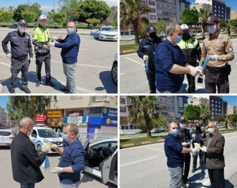 İskenderun Belediyesinden Polislere Maske Ve Kolonya 
