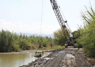 Samandağ’da Kanal Temizliği Devam Ediyor