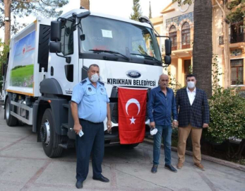 Çevre Ve Şehircilik Bakanlığı Kırıkhan Belediyesine Çöp Kamyonu Hibe Etti