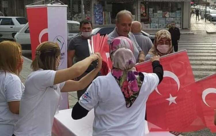 İskenderun Belediyesi Vatandaşlara Bayrak Dağıttı