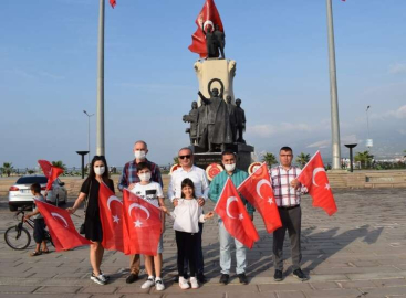 Şanlı Bayrağımız Gururla Dalgalanacak