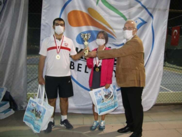 Cumhuriyet Bayramı Tenis Turnuvasında İSTE yine Şampiyon Oldu