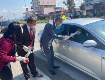 Arsuz'da Kadınlara 8 Mart'ta Çiçekli Sürpriz 