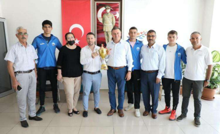 Şampiyon Voleybolcular Başkan Savaş’ı Ziyaret Etti