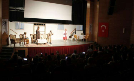 Arapça Tiyatro Oyunu Samandağlı Sanatseverlerden Tam Not Aldı