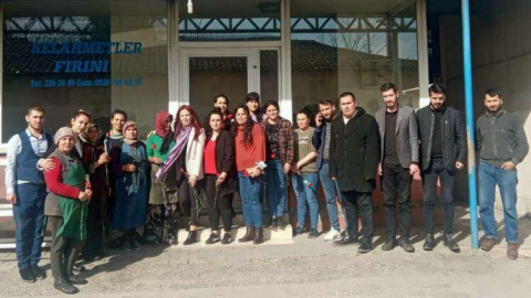 CHP´li Kadınlar Çiçek Dağıttı 