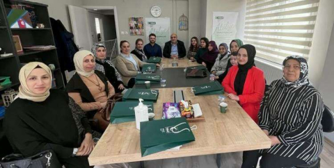 Yeşilay Hatay Şube Kadın Komisyonu üyelerine yönelik bilgilendirme yapıldı.