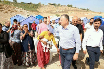 BAŞKAN SAVAŞ, KIRIKHAN’DA ÇADIRLARDA KALAN VATANDAŞLARI ZİYARET ETTİ