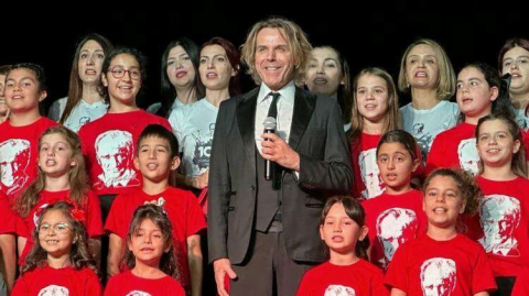 İSKENDERUN BELEDİYESİ ÇOK SESLİ KORO’YA SONER ARICA EŞLİK ETTİ