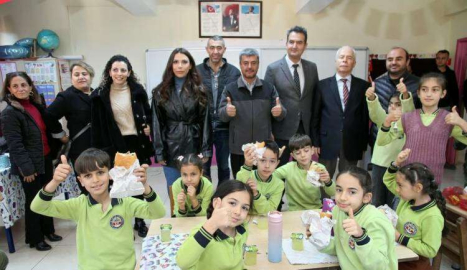 İMEAK DTO İSKENDERUN ŞUBESİ'NDEN ÖĞRENCİLERE BALIK EKMEKLİ DENİZ EĞİTİMİ