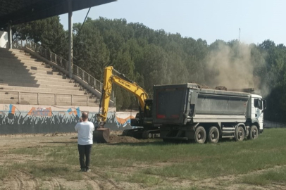 İSKENDERUN'DA AMATÖR KULÜPLERİ RAHATLATACAK KARAYILAN FUTBOL SAHASINDA HUMMALI ÇALIŞMA