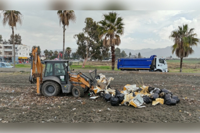 YAĞMUR SONRASI DÖRTYOL SAHİLİNDE BİRİKEN ATIKLAR TEMİZLENDİ