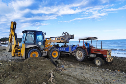 Arsuz'da Sahil Temizlik Çalışmaları Devam Ediyor