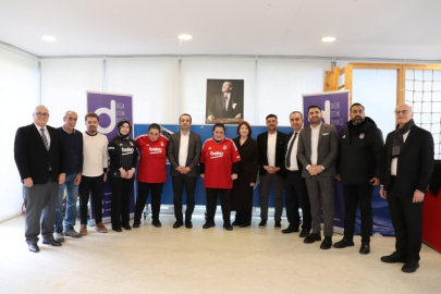 Beşiktaşlı Gönüllülerden Otizmli Çocuklara Forma Hediyesi