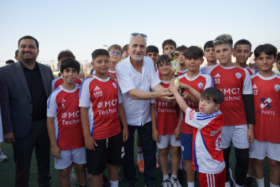 Arsuz'un parlayan yıldızları kupa ve madalyalarına kavuştu...