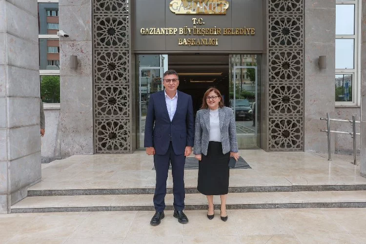 Başkan Dönmez Gaziantep Büyükşehir Belediye Başkanı Fatma Şahin'i ziyaret etti.