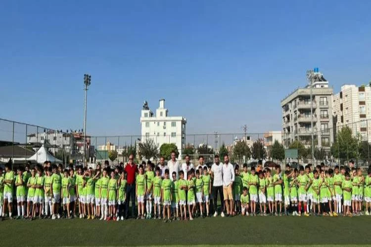 Reyhanlı Belediyesi'nin Yaz Futbol Okulu'nda eğitimler devam ediyor.